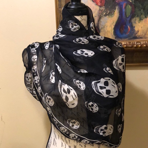 💀Alexander McQueen Large Silk Chiffon Skull print lightweight unisex scarf - Picture 3 of 8
